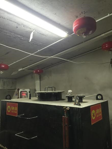 Ph&ograve;ng chứa bồn dầu dưới tầng hầm chưa trang bị hệ thống chữa ch&aacute;y tự động. Ảnh Cảnh s&aacute;t PCCC H&agrave; Nội cung cấp.