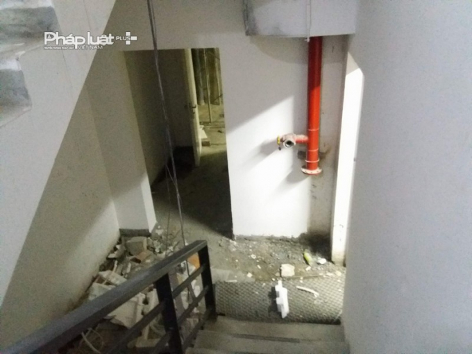 B&ecirc;n trong lối tho&aacute;t hiểm.