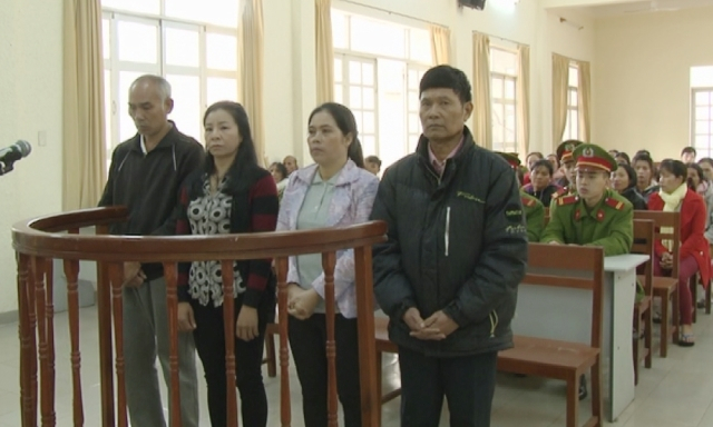 4 bị c&aacute;o tại phi&ecirc;n t&ograve;a. (ảnh lamdongtv.vn)