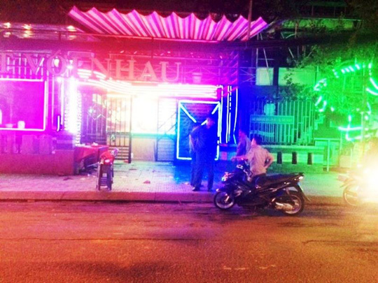 Hiện trường xảy ra vụ hỗn chiến khiến 3 người bị ch&eacute;m gục. (Ảnh: b&aacute;o Người lao động)