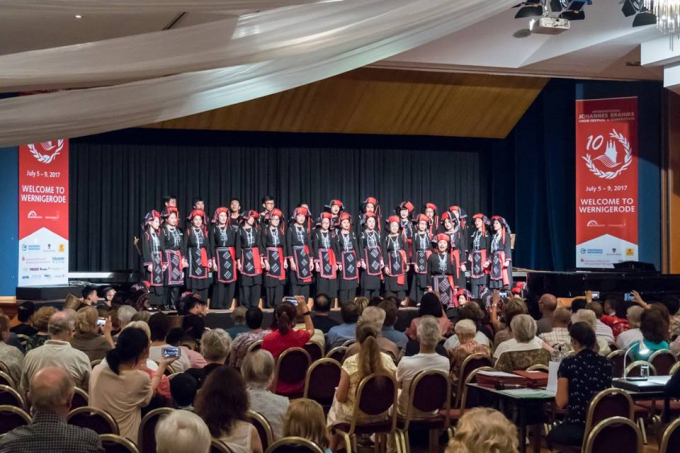 Đo&agrave;n Sol Art mang &aacute;o d&agrave;i v&agrave; điệu m&uacute;a sen tham dự hội thi hợp xướng quốc tế tại Đức