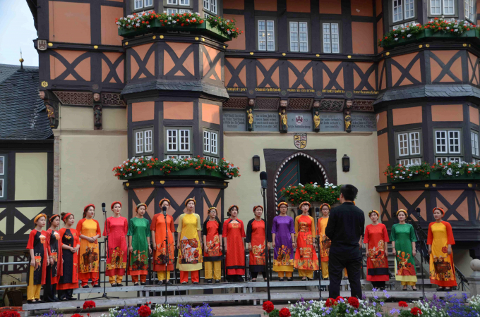 Đo&agrave;n Sol Art mang &aacute;o d&agrave;i v&agrave; điệu m&uacute;a sen tham dự hội thi hợp xướng quốc tế tại Đức