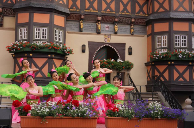 Đo&agrave;n Sol Art mang &aacute;o d&agrave;i v&agrave; điệu m&uacute;a sen tham dự hội thi hợp xướng quốc tế tại Đức