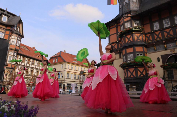 Đo&agrave;n Sol Art mang &aacute;o d&agrave;i v&agrave; điệu m&uacute;a sen tham dự hội thi hợp xướng quốc tế tại Đức