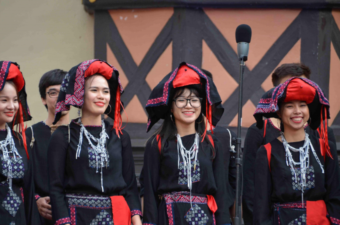 Đo&agrave;n Sol Art mang &aacute;o d&agrave;i v&agrave; điệu m&uacute;a sen tham dự hội thi hợp xướng quốc tế tại Đức