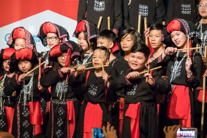 Đo&agrave;n Sol Art mang &aacute;o d&agrave;i v&agrave; điệu m&uacute;a sen tham dự hội thi hợp xướng quốc tế tại Đức