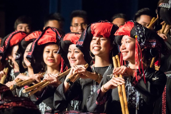 Đo&agrave;n Sol Art mang &aacute;o d&agrave;i v&agrave; điệu m&uacute;a sen tham dự hội thi hợp xướng quốc tế tại Đức