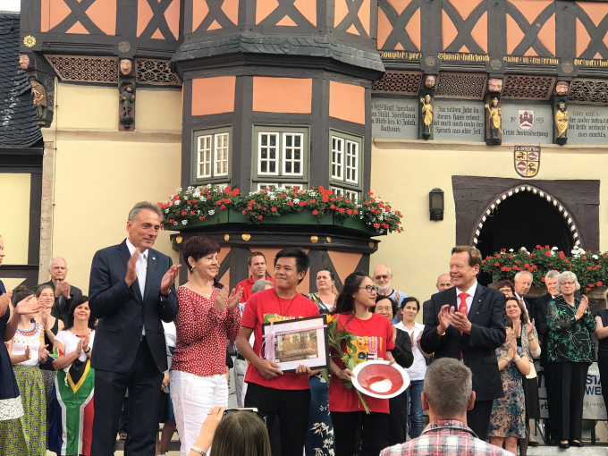 Đo&agrave;n Sol Art mang &aacute;o d&agrave;i v&agrave; điệu m&uacute;a sen tham dự hội thi hợp xướng quốc tế tại Đức