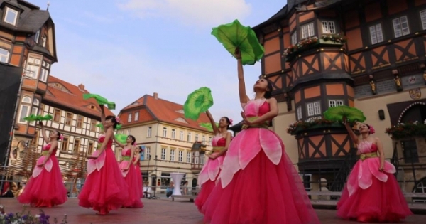 Đoàn Sol Art mang áo dài và điệu múa sen tham dự hội thi hợp xướng quốc tế tại Đức