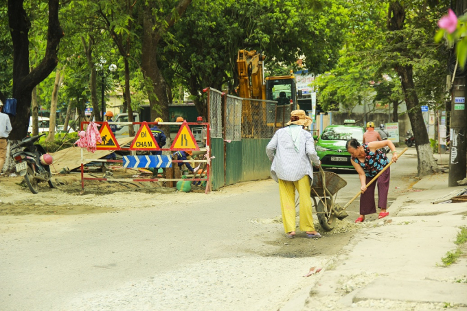 Sau khi thi c&ocirc;ng xong phần dưới, đơn vị thi c&ocirc;ng kh&ocirc;ng ho&agrave;n trả mặt bằng như hiện trạng ban đầu, người d&acirc;n phải tự san lấp tạm mặt bằng trước nh&agrave; để thuận tiện đi lại.