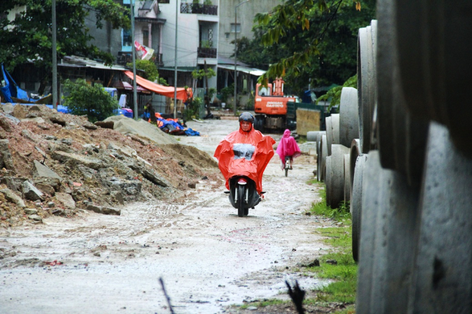 Ng&agrave;y nắng cũng như ng&agrave;y mưa,tại những điểm thi c&ocirc;ng đất đ&aacute;, vật liệu x&acirc;y dựng đều ngổn ngang.