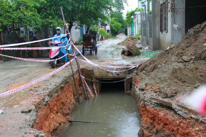 Những c&aacute;i hố được đ&agrave;o l&ecirc;n nhưng kh&ocirc;ng che chắn, hoặc che chắn tạm bợ c&oacute; thể trở th&agrave;nh 'c&aacute;i bẫy' chết người cho người đi đường, nhất l&agrave; v&agrave;o ban đ&ecirc;m.