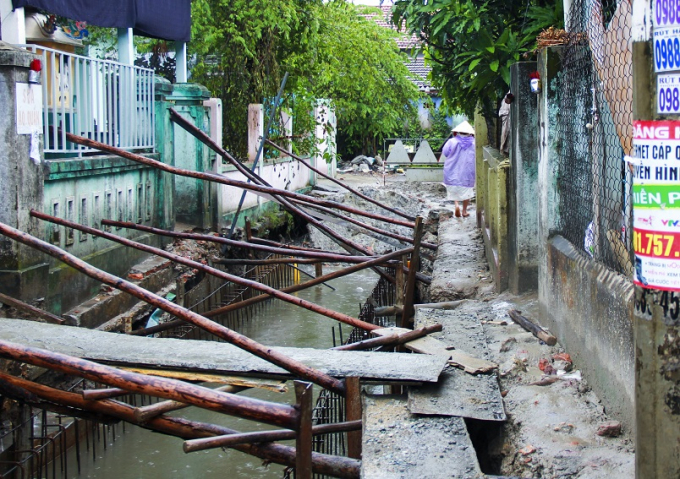 T&igrave;nh trạng thi c&ocirc;ng k&eacute;o d&agrave;i, tr&igrave; trệ khiến người d&acirc;n khổ sở v&igrave; đường cũng kh&ocirc;ng c&oacute; m&agrave; đi.