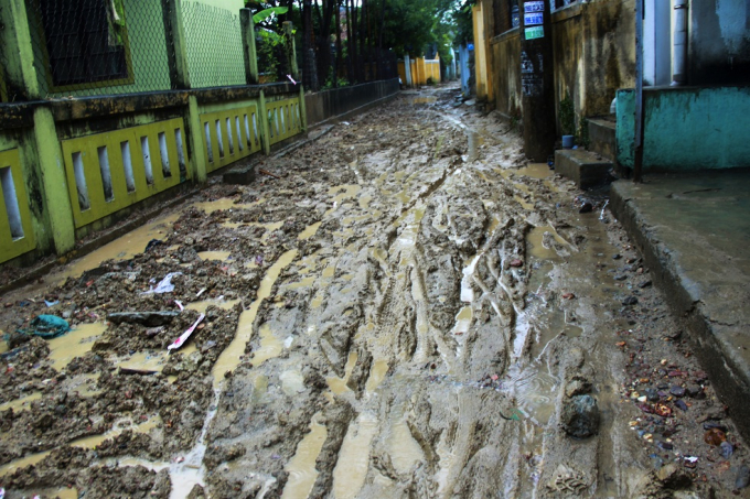 Nhưng sau khi thi c&ocirc;ng xong phần dưới, mặt bằng ph&iacute;a tr&ecirc;n cũng kh&ocirc;ng kh&aacute; hơn, tho&aacute;t khỏi việc kh&ocirc;ng c&oacute; đường đi, người d&acirc;n lại l&acirc;m v&agrave;o t&igrave;nh cảnh đường đi nhầy nhụa v&igrave; b&ugrave;n đất.