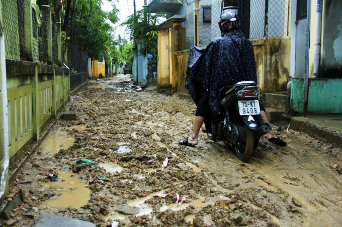 Người d&acirc;n khổ sở v&igrave; phải 'vượt cạn' qua những con đường nhầy nhụa b&ugrave;n đất.