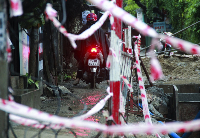 Tại những điểm thi c&ocirc;ng của c&ocirc;ng tr&igrave;nh, việc che chấn tạm bợ khiến người d&acirc;n lo sợ, e d&egrave; mỗi đi ngang qua c&aacute;c khu vực n&agrave;y.
