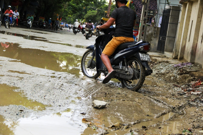 Cảnh tượng nhầy nhụa, va chạm dẫn đến tai nạn đ&atilde; trở n&ecirc;n quen thuộc với người d&acirc;n tr&ecirc;n đường B&ugrave;i Thị Xu&acirc;n (TP Huế).