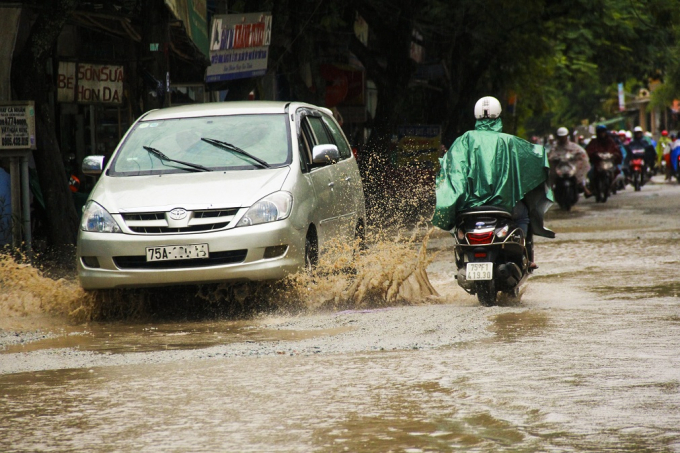 Nhiều người d&acirc;n ở đường n&agrave;y mỉa mai rằng_ trước kia l&agrave; đường B&ugrave;i Thị Xu&acirc;n, nhưng giờ trời nắng th&igrave; th&agrave;nh đường Bụi, m&agrave; mưa xuống th&igrave; l&agrave; đường Bơi.