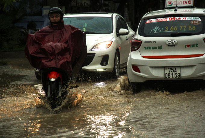 B14. Đ&atilde; nhiều lần người d&acirc;n 'k&ecirc;u cứu' l&ecirc;n ch&iacute;nh quyền về t&igrave;nh trạng nhầy nhụa khi mưa, bụi m&ugrave; mịt khi nắng. Vậy nhưng t&igrave;nh trạng tr&ecirc;n vẫn tiếp tục k&eacute;o d&agrave;i.