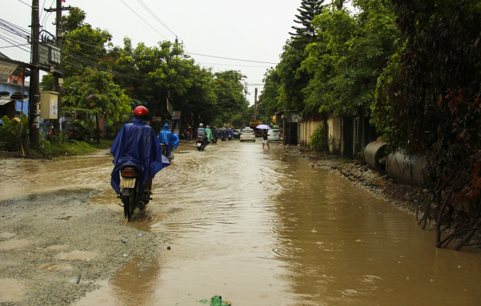 ường B&ugrave;i Thị Xu&acirc;n (TP Huế) bỗng xuất hiện h&agrave;ng chục 'ao l&agrave;ng' khi trời mưa. Nguy&ecirc;n nh&acirc;n l&agrave; do đơn vị thi c&ocirc;ng kh&ocirc;ng ho&agrave;n trả mặt bằng như ban đầu, để xuất hiện c&aacute;c