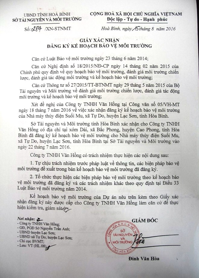 Giấy x&aacute;c nhận đăng k&yacute; kế hoạch bảo vệ m&ocirc;i trường của chủ đầu tư Dự &aacute;n Thủy điện Suối Mu, do &ocirc;ng Đinh Văn H&ograve;a - Gi&aacute;m đốc Sở T&agrave;i nguy&ecirc;n v&agrave; M&ocirc;i trường tỉnh H&ograve;a B&igrave;nh k&yacute; ng&agrave;y 15/8/2016. (Ảnh: H&ugrave;ng V&otilde;/Vietnam+)