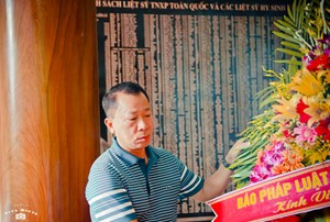 Tiến sỹ Đ&agrave;o Văn Hội - Tổng bi&ecirc;n tập B&aacute;o PLVN d&acirc;ng hương tại nơi tưởng niệm c&aacute;c liệt sỹ Thanh ni&ecirc;n xung phong.