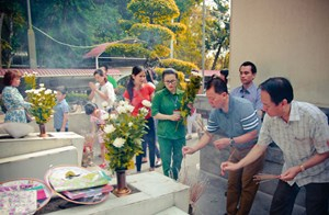 L&atilde;nh đạo B&aacute;o PLVN d&acirc;ng hoa tại mộ phần 10 nữ liệt sỹ thanh ni&ecirc;n xung phong hy sinh ở Ng&atilde; ba Đồng Lộc.