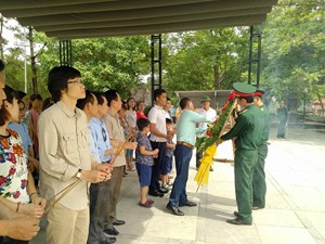 Tại nghĩa trang liệt sỹ Quốc gia Trường Sơn.