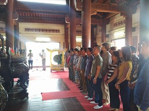 Đo&agrave;n C&ocirc;ng t&aacute;c d&acirc;ng hương, hoa, tưởng niệm anh linh c&aacute;c liệt sỹ (Ảnh Trần Ho&agrave;ng).