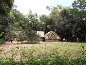 Đo&agrave;n c&ocirc;ng t&aacute;c chụp ảnh lưu niệm tại ng&ocirc;i nh&agrave; của B&aacute;c (ảnh Trần Ho&agrave;ng).