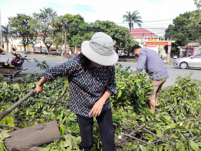 Sau b&atilde;o, người d&acirc;n th&agrave;nh Vinh ra đường
