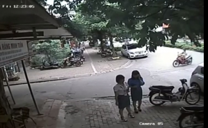 H&igrave;nh ảnh vị PCT UBND quận Thanh Xu&acirc;n (&aacute;o xanh) c&ugrave;ng một người phụ nữ b&ecirc;n cạnh đi ăn trưa tr&ecirc;n đường Nguyễn Q&uacute;y Đức. Ảnh cắt từ clip.