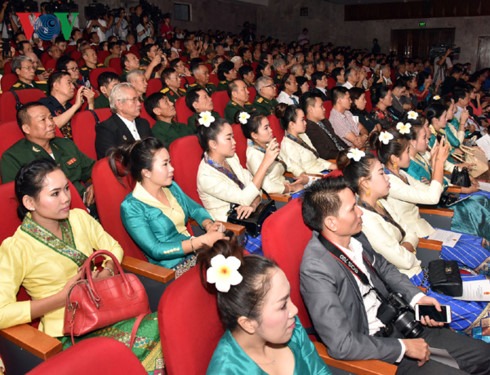 Đ&ocirc;ng đảo c&aacute;n bộ, lưu học sinh L&agrave;o đang học tập, c&ocirc;ng t&aacute;c tại Việt Nam tham dự Lễ kỷ niệm.