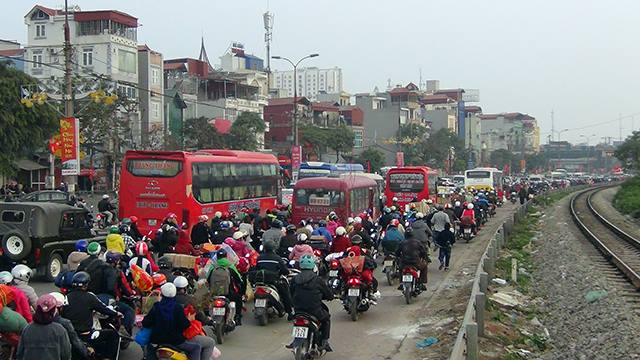 &Ugrave;n tắc giao th&ocirc;ng thường xuy&ecirc;n diễn ra quanh bến xe Gi&aacute;p B&aacute;t.