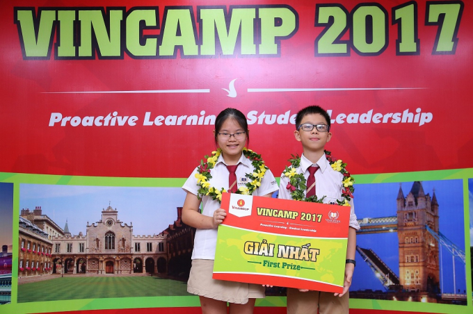 Hiền Anh - Quang Trung gi&agrave;nh giải Nhất, trở th&agrave;nh 2 trong số 30 th&iacute; sinh xuất sắc nhất VinCamp 2017 dự Trại h&egrave; quốc tế k&eacute;o d&agrave;i 10 ng&agrave;y tại Anh quốc trong th&aacute;ng 7/2017.