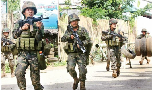 Cuộc chiến ở Marawi đ&atilde; trở th&agrave;nh t&acirc;m điểm hoạt động của IS ở khu vực Đ&ocirc;ng Nam &Aacute;. Trong ảnh: Qu&acirc;n đội Philippine truy t&igrave;m c&aacute;c phần tử cực đoan.