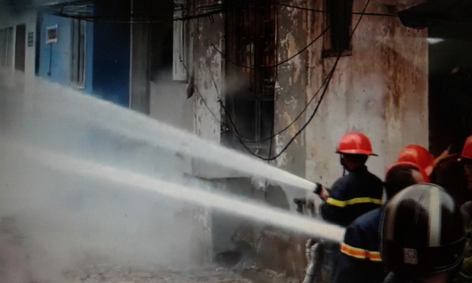 Lực lượng PCCC tỉnh L&acirc;m Đồng nỗ lực dập lửa.