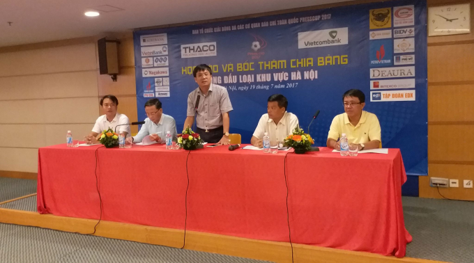 &Ocirc;ng Hồ Minh Chiến (đứng), Tổng bi&ecirc;n tập b&aacute;o Gia đ&igrave;nh Việt Nam v&agrave; l&agrave; Trưởng Ban tổ chức giải ph&aacute;t biểu tại lễ bốc thăm.