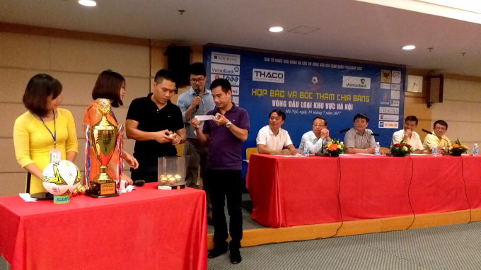 Đại diện đội b&oacute;ng b&aacute;o Ph&aacute;p luật Việt Nam bốc thăm chia bảng.