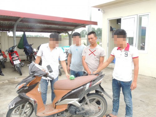 Đối tượng Ng&ocirc; Xu&acirc;n Ch&uacute;c (dấu X) c&ugrave;ng tang vật tại cơ quan c&ocirc;ng an (Ảnh: C&ocirc;ng an H&agrave; Nam cung cấp).