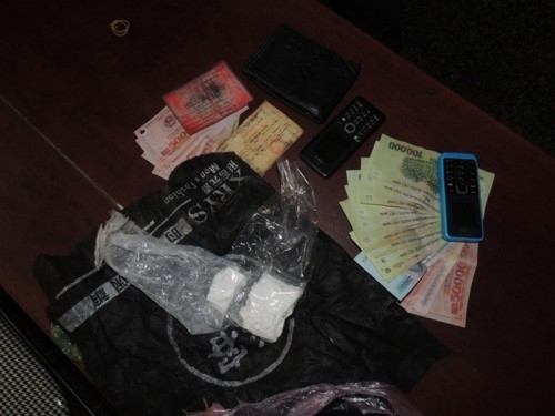 Tang vật thu được từ hai đối tượng (Ảnh: C&ocirc;ng an H&agrave; Nam cung cấp).