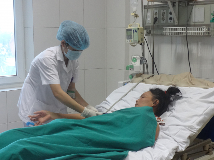 Bệnh nh&acirc;n N.T.K mắc sốt xuất huyết c&oacute; biến chứng nặng đang được điều trị tại BV Bệnh Nhiệt đới TW. Ảnh: Ngọc Nga