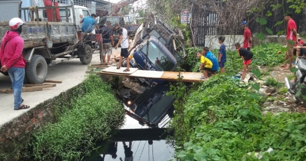 Chạy vào "đường yếu", xe tải lật nhào xuống mương nước đen xì