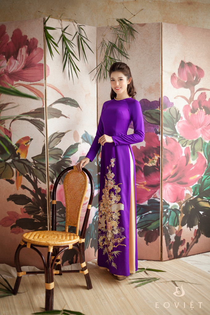 Chiếc &aacute;o d&agrave;i m&agrave;u t&iacute;m Huế n&agrave;y gi&uacute;p Huyền My khoe vẻ đẹp nhẹ nh&agrave;ng, đằm thắm của người con g&aacute;i Việt. Điểm nhấn của thiết kế n&agrave;y l&agrave; cổ &aacute;o được đ&iacute;nh đ&aacute; tỉ mỉ, họa tiết hoa tr&ecirc;n th&acirc;n &aacute;o cũng được th&ecirc;u tỉ mẩn từng chi tiết c&aacute;nh hoa hay l&aacute;.