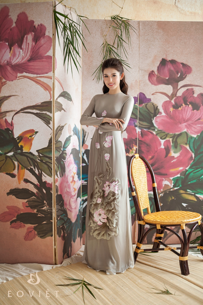 Chiếc &aacute;o d&agrave;i m&agrave;u ghi được l&agrave;m nổi bật với họa tiết hoa sen &ndash; quốc hoa Việt Nam.