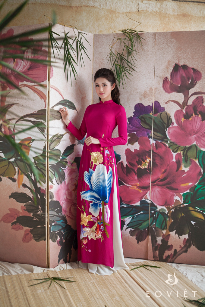 Chiếc &aacute;o d&agrave;i m&agrave;u hồng c&aacute;nh sen được t&ocirc; điểm bởi họa tiết hoa xanh nổi bật. Được chiết may &ocirc;m s&aacute;t n&ecirc;n thiết kế n&agrave;y vẫn gi&uacute;p n&agrave;ng &aacute; hậu khoe đường cong n&oacute;ng bỏng của m&igrave;nh.