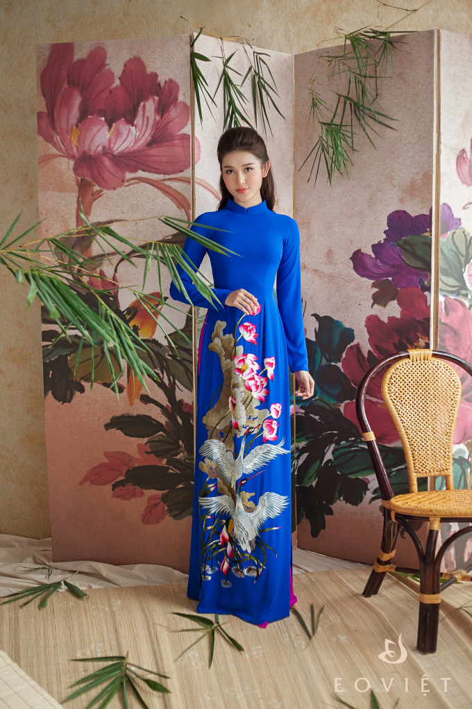 Nhiều người sẽ nghĩ m&agrave;u xanh l&agrave;m cho người mặc gi&agrave;, kh&oacute; mặc. Tuy nhi&ecirc;n, Huyền My vẫn mềm mại, dịu d&agrave;ng, kh&ocirc;ng k&eacute;m phần sang trọng, qu&yacute; ph&aacute;i trong những thiết kế n&agrave;y.