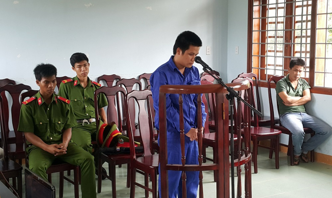 Bị c&aacute;o Cảnh trước v&agrave;nh m&oacute;ng ngựa. (Ảnh: CAQN)