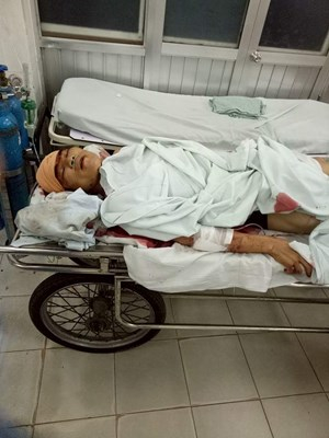 Anh A. được đưa v&agrave;o cấp cứu tại bệnh viện E (Trần Cung - Cầu giấy) trong t&igrave;nh trạng nguy kịch. (Ảnh gia đ&igrave;nh cung cấp)