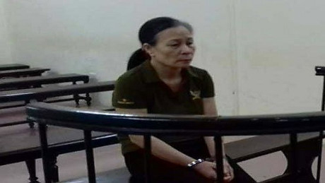 Bị c&aacute;o Phạm Thị Loan tại phi&ecirc;n t&ograve;a x&eacute;t xử. (Ảnh: b&aacute;o C&ocirc;ng l&yacute;)